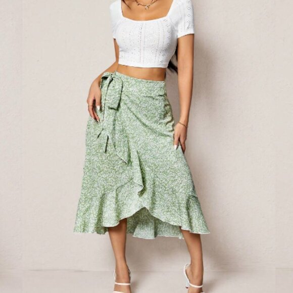 ✨3/$20✨ SHEIN Green Floral Asymmetrical Wrap Skirt - Picture 3 of 7